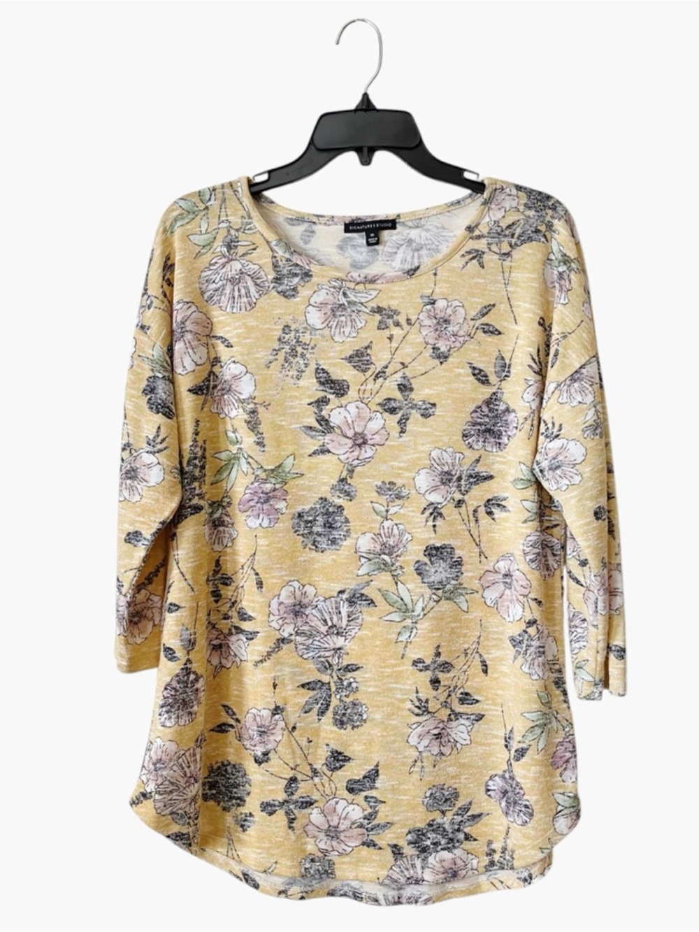 Signature Studio Knit Top Womens Size M Light Yellow Floral 3/4 Sleeve Round Hem